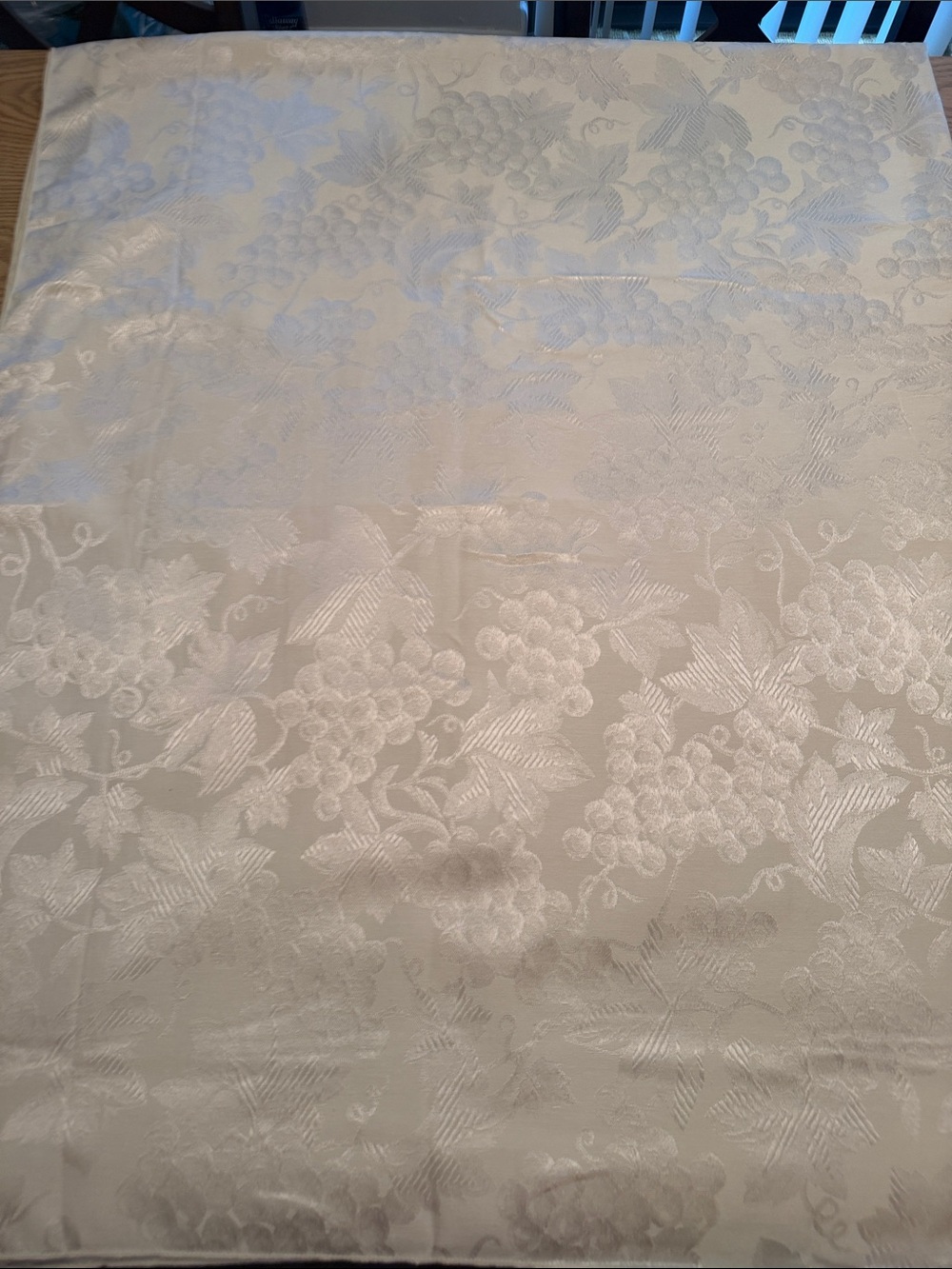 Vintage Cream Jacquard Grape-Pattern Tablecloth - Elegant Dining Linen 59.5x 140